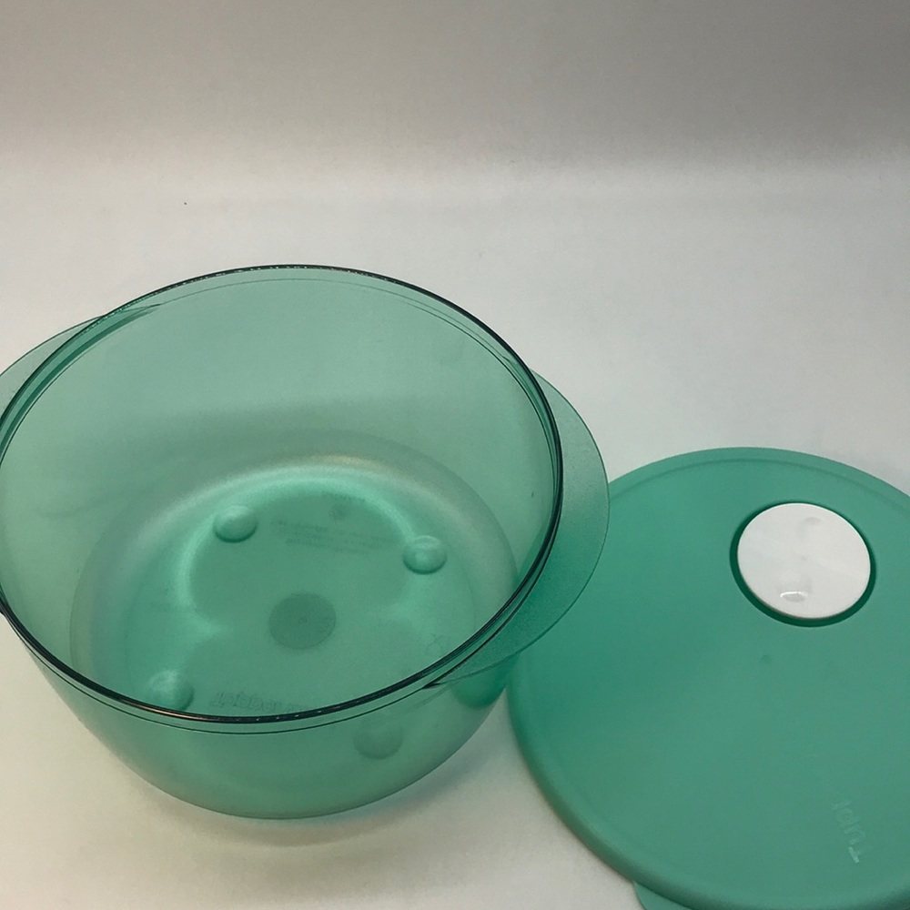Tupperware CrystalWave Round Plus Containers 2-PC - Picture 7 of 16